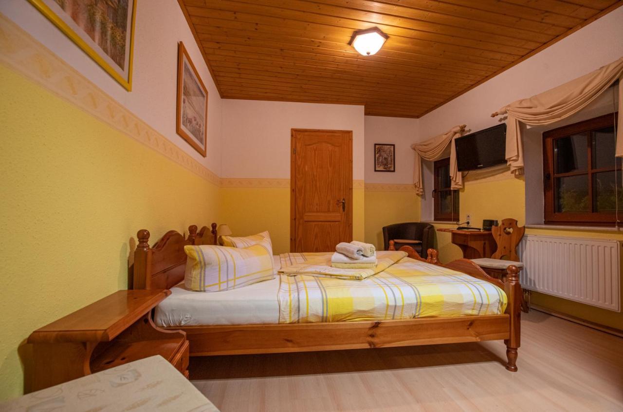 Pension Und Gaststaette Zur Knappenschaenke Thermalbad Wiesenbad ภายนอก รูปภาพ