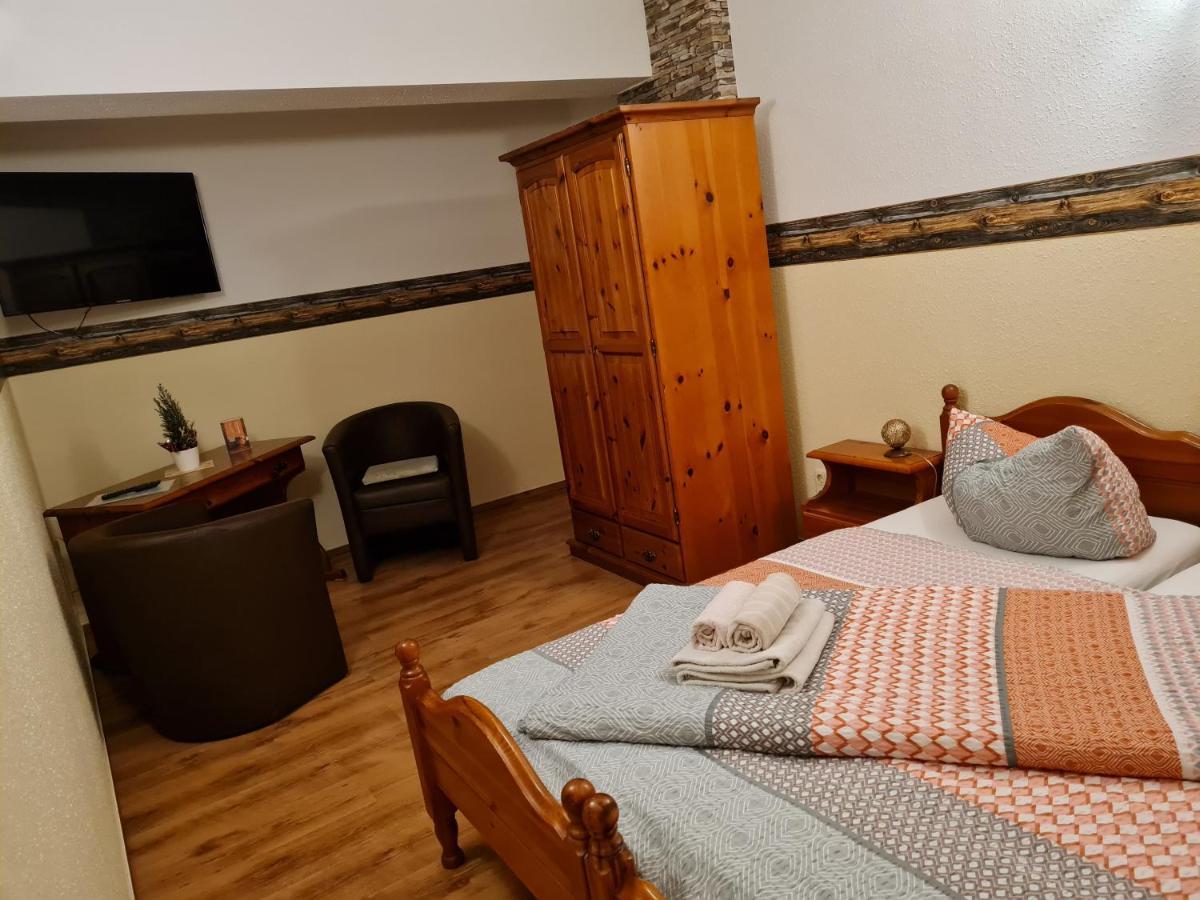 Pension Und Gaststaette Zur Knappenschaenke Thermalbad Wiesenbad ภายนอก รูปภาพ